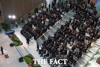  '개항 25주년' 강동석 초대 사장에게 박수치는 인천공항 임직원 [포토]