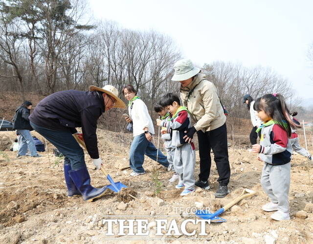 아산시의회가 27일 음봉면 삼거리 일원에서 열린 제81회 식목일 나무심기 행사에 참여했다. /아산시의회