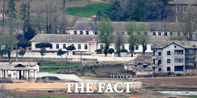 외교부는 28일 북한 주민의 인권의 실질적 개선을 위해 국제사회와 협력해 나간다는 입장 하에 북한인권결의 공동제안국에 참여했다고 밝혔다. 사진은 2022년 4월 13일 경기도 파주시 오두산 통일전망대에서 바라본 북한 개풍군 일대. /더팩트