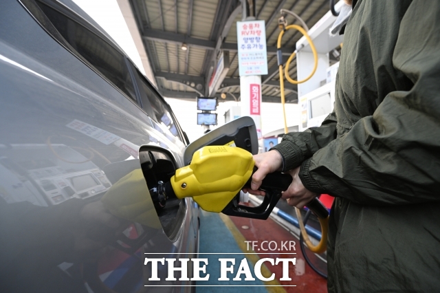 미국과 이란 전쟁 장기화 우려에 27일(현지시간) 국제 유가가 상승했다. 사진은 지난 27일 오전 서울 서초구 만남의광장 주유소에서 운전자가 주유를 하는 모습. /박헌우 기자