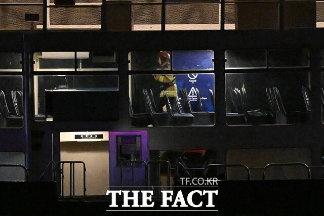 28일 오후 서울 서초구 반포대교 인근 한강에서 운항 중이던 유람선이 강바닥에 걸려 멈추는 사고가 발생한 가운데 출동한 소방 당국과 경찰이 구조 작업을 펼치고 있다. /서예원 기자