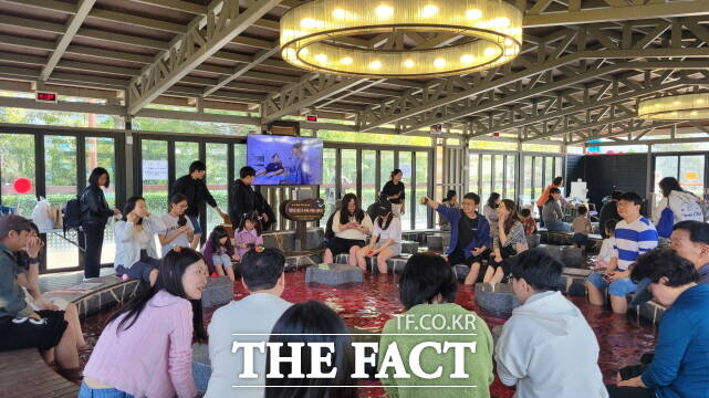 2026 논산딸기축제장에서 운영 중인 딸기향 족욕장이 방문객들에게 인기를 얻고 있다. /논산시