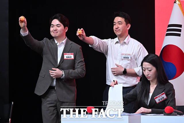 토론에 앞서 참가자들이 찬반을 나누는 공을 뽑고 있다.