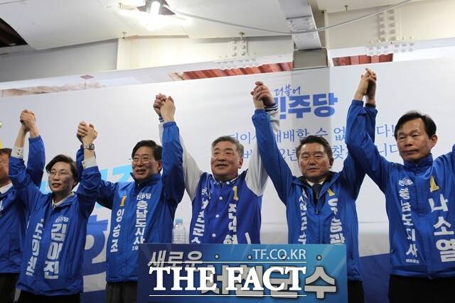 왼쪽부터 김아진 충남도의원 예비후보, 양승조 충남도지사 예비후보, 전익현 서천군수 예비후보, 유승광 서천군수 예비후보, 나소열 충남도지사 예비후보. /노경완 기자