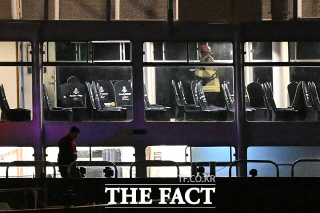 28일 오후 서울 서초구 반포대교 인근 한강에서 운항 중이던 유람선이 강바닥에 걸려 멈추는 사고가 발생한 가운데 출동한 소방 당국과 경찰이 구조 작업을 펼치고 있다. /서예원 기자