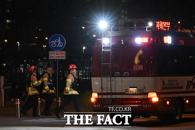 28일 오후 서울 서초구 반포대교 인근 한강에서 운항 중이던 유람선이 강바닥에 걸려 멈추는 사고가 발생한 가운데 출동한 소방 당국과 경찰이 구조 작업을 펼치고 있다. /서예원 기자