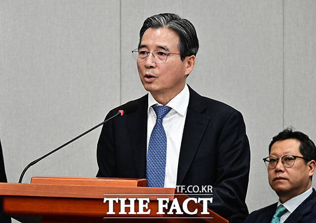 김용범 청와대 정책실장이 정부의 나프타 수출 금지 조치를 두고 더 큰 손실로 돌아올 수 있다며 우려를 드러냈다. 사진은 김용범 정책실장이 지난달 18일 오전 서울 여의도 국회에서 열린 운영위원회 전체회의에 출석해 2026년도 예산안에 대한 제안설명을 하고 있는 모습이다./국회=배정한 기자