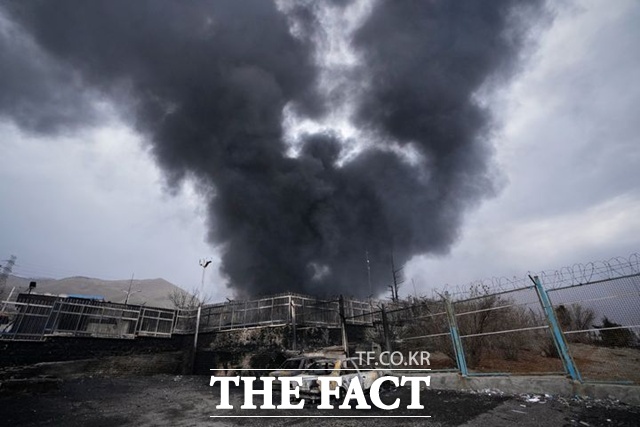 예멘의 후티 반군이 이스라엘에 미사일을 발사하며 이란 전쟁 참전을 공식화 했다. 사진은 지난 8일 미국과 이스라엘의 공습으로 타격을 받은 이란 석유저장 시설 모습. /뉴시스, AP
