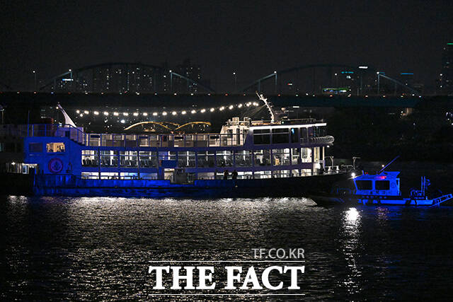 28일 오후 서울 서초구 반포대교 인근 한강에서 운항 중이던 유람선이 강바닥에 걸려 멈추는 사고가 발생한 가운데 출동한 소방 당국과 경찰이 구조 작업을 펼치고 있다. /서예원 기자