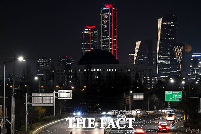 불 꺼진 국회의사당.