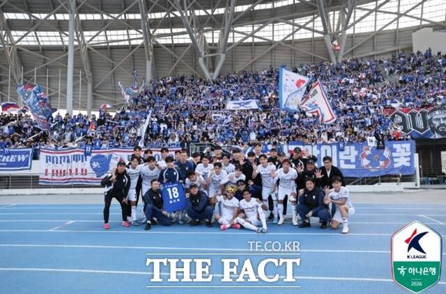 원정 경기에서도 홈 경기 응원처럼 압도적 성원을 보내주는 수원 삼성의 '12번째 선수' 서포터스 앞에서 승리 사진을 찍는 선수단./용인=K리그