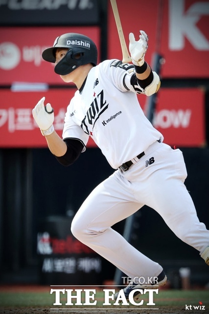 유신고를 졸업한 이강민이 28일 LG 트윈스와 2026시즌 개막전에서 3안타를 때려 고졸 루키 최다안타 타이기록을 세웠다. /kt위즈