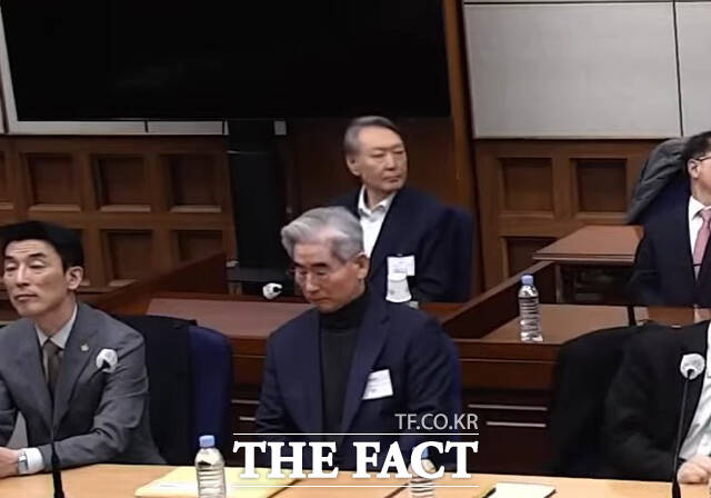 내란 우두머리 등 혐의로 기소된 윤석열 전 대통령이 19일 오후 서울 서초구 서울중앙지방법원에서 열린 12.3 비상계엄 관련 윤 전 대통령 내란 우두머리 혐의 사건 1심 선고공판에 참석하고 있다. /서울중앙지방법원