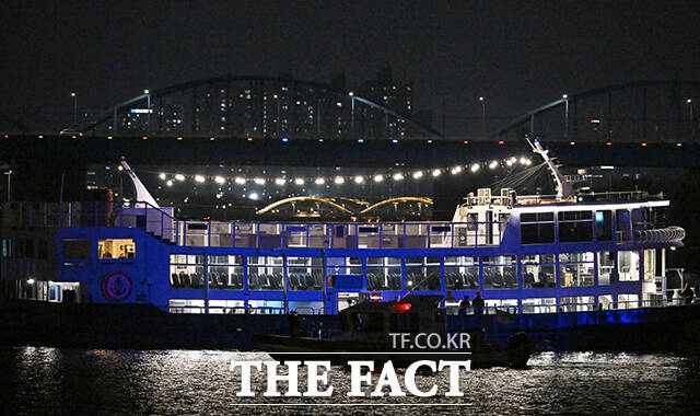 28일 오후 서울 서초구 반포대교 인근 한강에서 운항 중이던 유람선이 강바닥에 걸려 멈추는 사고가 발생한 가운데 출동한 소방 당국과 경찰이 구조 작업을 펼치고 있다. /서예원 기자