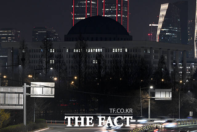 불 꺼진 국회의사당.