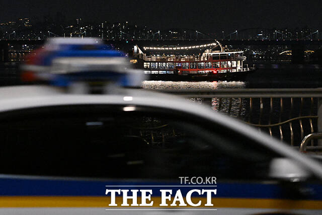 28일 오후 서울 서초구 반포대교 인근 한강에서 운항 중이던 유람선이 강바닥에 걸려 멈추는 사고가 발생한 가운데 출동한 소방 당국과 경찰이 구조 작업을 펼치고 있다. /서예원 기자