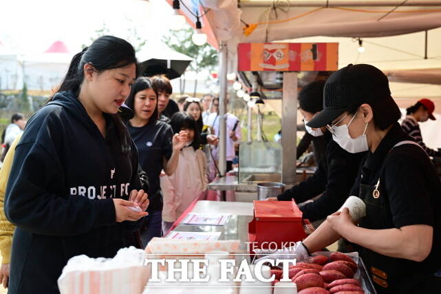 딸기를 구매하기 위해 줄을 선 관람객들. /논산시