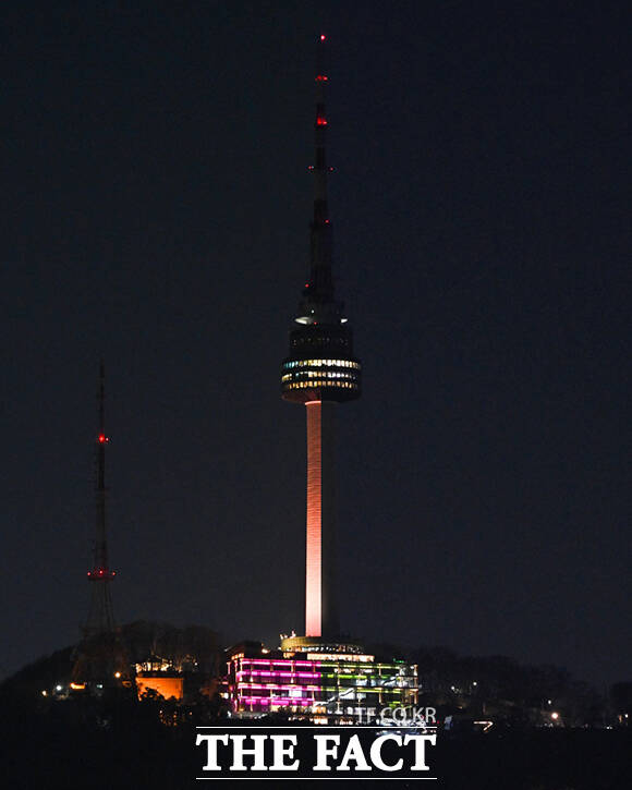 불 꺼진 국회의사당.