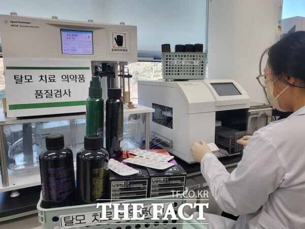 대전시 보건환경연구원 관계자가 탈모 치료 의약품에 대한 품질 검사를 실시하고 있다. /대전시