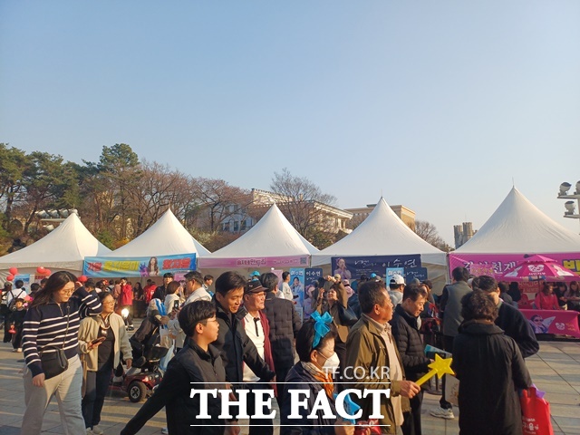 28일 서울 첫날 공연에서는 치열한 경쟁을 뚫고 탄생한 '현역가왕3'의 주역들, 우승자 홍지윤을 비롯해 차지연 이수연 구수경 솔지 김태연 강혜연 홍자 금잔디까지, TOP9이 총 출동해 열기를 달궜다. /강일홍 기자