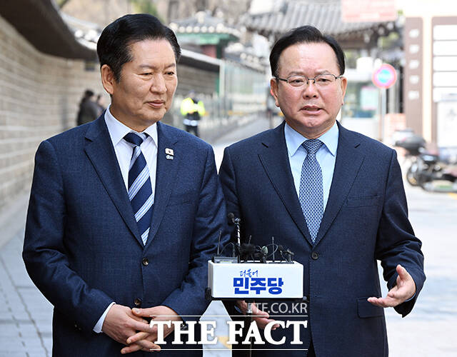 김부겸 전 국무총리가 오는 30일 6·3 지방선거 대구시장 선거 출마를 선언한다. 사진은 정청래 더불어민주당 대표(왼쪽)와 김부겸 전 국무총리가 26일 서울 중구 달개비에서 회동한 뒤 회동 내용에 관해 설명하고 있는 모습. /국회사진기자단