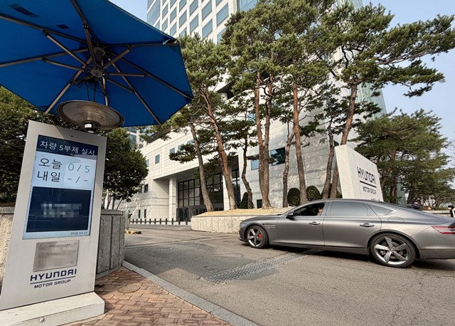 현대자동차그룹이 차량 5부제를 전 그룹사로 확대 시행하는 등 국가적인 에너지 위기 극복을 위해 전 그룹사 차원의 에너지 절약에 적극 나선다. 사진은 차량 5부제를 시행하는 현대차·기아 양재 사옥 정문 모습. /현대차그룹