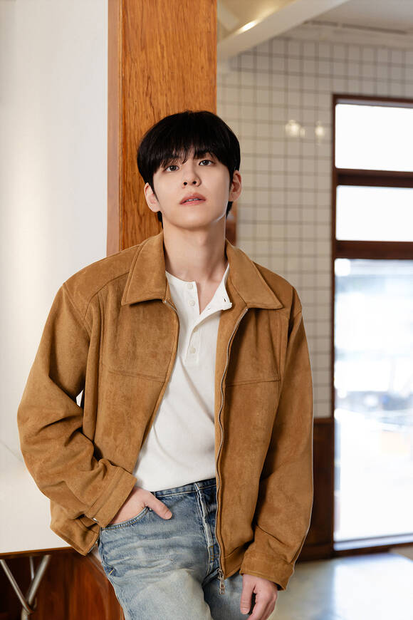 밴드 데이식스의 키보디스트 원필이 새 EP 'Unpiltered' 발매에 맞춰 24일 서울 강남의 한 카페에서 진행한 인터뷰에 참석해 포즈를 취하고 있다./JYP엔터테인먼트