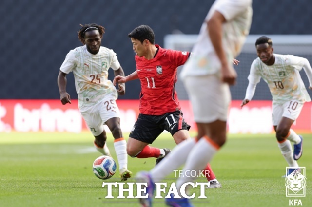 전반 45분 동안 왼쪽에서 날카로운 모습을 보인 황희찬의 돌파 장면./밀턴킨스=KFA