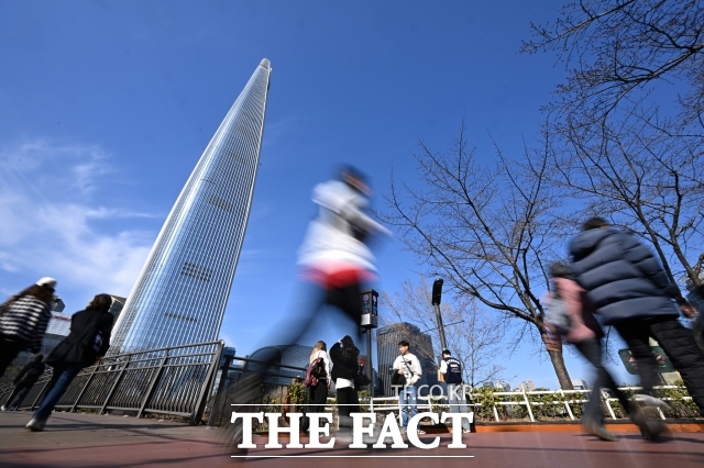 월요일인 30일은 전국이 대체로 흐리고 전국 대부분 지역에 비가 내링 것으로 보인다. 사진은 서울 낮 최고기온이 13도를 기록하며 포근한 날씨를 보인 지난 13일 시민들이 서울 송파구 석촌호수공원을 찾아 산책을 즐기고 있는 모습. /김성렬 기자