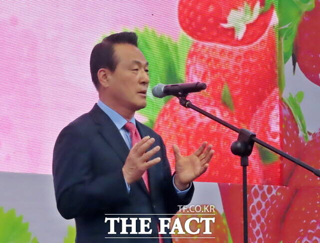 백성현 논산시장이 29일 논산시민공원에서 열린 폐회식에서 인사말을 하고 있다. /김형중 기자