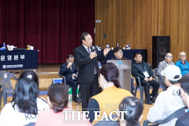 최민호 세종시장이 28일 세종시민체육관에서 열린 제5회 세종시장배 겸 전국 스페셜장애인배드민턴대회에서 인사말을 하고 있다. /세종시