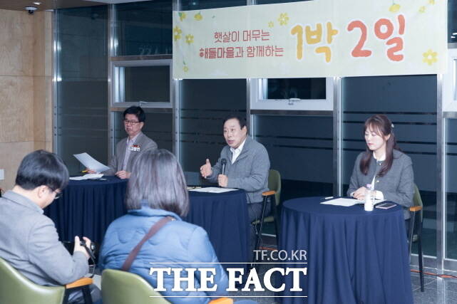 최민호 세종시장이 지난 27일부터 이틀간 대평동 해들마을4단지에서 시정 4기 마지막 시장과 함께하는 1박 2일을 통해 인사말을 하고 있다. /세종시