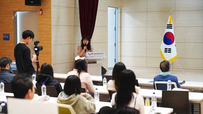 국립울진해양과학관이 28일 제5기 해바라기 기자단 해단식을 하고 있다. /해양과학관