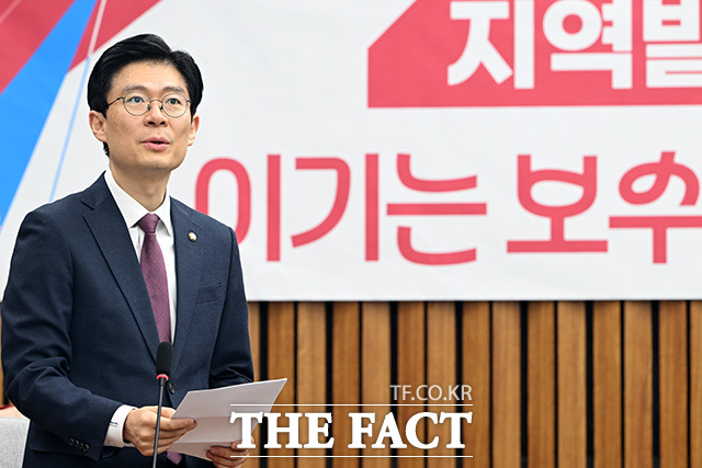 더불어민주당이 '지방의원 돈 상납' 및 '출판기념회 책 강매' 의혹이 제기된 조정훈 국민의힘 의원에 대한 철저한 수사를 촉구했다. 조 의원은 의혹을 전면 부인했다. 사진은 조 의원이 지난 11일 오전 서울 여의도 국회에서 열린 지역발전 영입 인재 환영식에서 발언을 하고 있는 모습. /남용희 기자