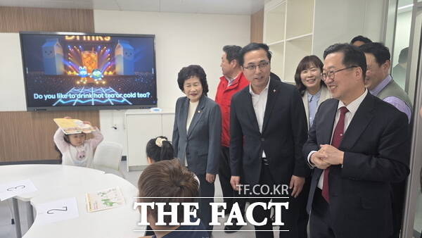 대전시 동구 글로벌 드림캠퍼스 개관식이 지난 28일 개최된 가운데 이장우 대전시장과 박희조 동구청장, 오관영 동구의회의장이 내부 시설을 둘러보며 체험 프로그램을 살펴보고 있다. /정예준 기자