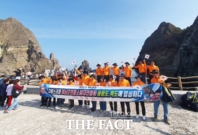 29일 전남 해남군 의용소방대 연합회가 독도를 방문해 단체 기념사진을 찍고 있다. /독자 제공