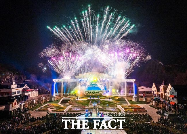 에버랜드, 스페셜 불꽃쇼 빛의 수호자들 공연 장면. /에버랜드