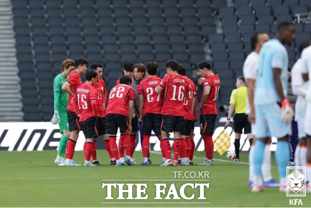 새해 첫 A매치이자 한국축구 1000번째 A매치에서 홍명보 감독이 하이드브레이크 타임에 선수들에게 작전을 지시하고 있다./밀턴킨스=KFA
