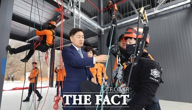 30일 전북 소방교육훈련센터와 장수군 산불대응센터를 찾은 김관영 전북도지사가 소방공무원과 산불진화 인력들의 대응 태세를 점검하고 있다. /전북도