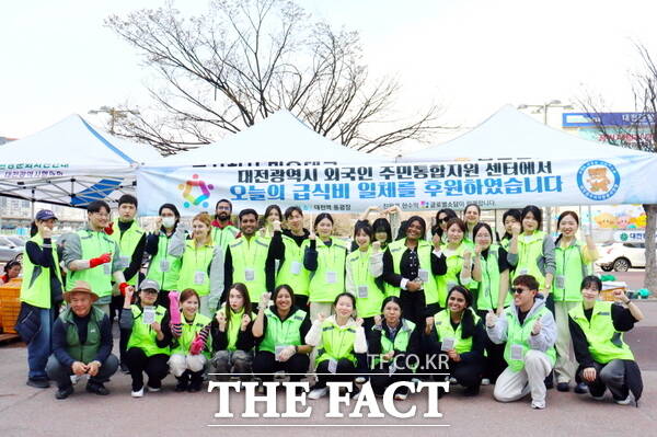 대전시사회서비스원 소속 외국인주민통합지원센터 외국인 주민봉사단 30여 명이 29일 대전역 동광장에서 곰두리 봉사단과 함께 식사 나눔 봉사활동을 진행했다. /대전시사회서비스원