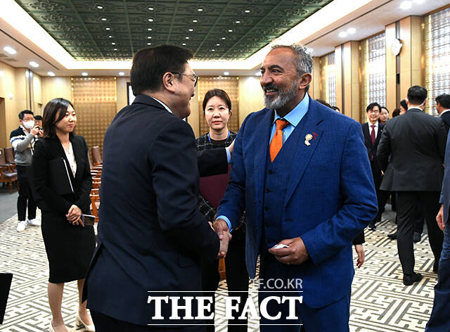 아미 베라 미국 의회 코리아스터디그룹 공동의장(오른쪽)과 인사 나누는 우원식 국회의장.