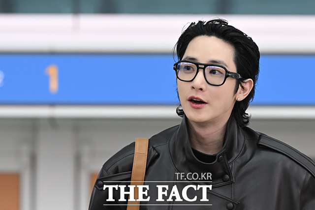 배우 이수혁이 30일 오전 패션쇼 참석을 위해 인천국제공항에서 중국 상하이로 출국하며 팬들을 향해 인사하고 있다. /인천국제공항=김성렬 기자