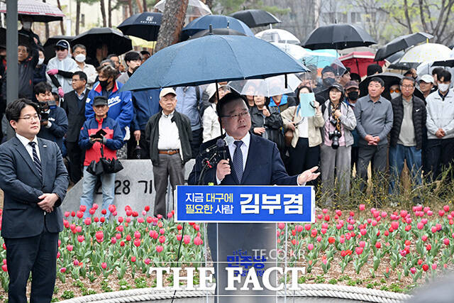 김부겸 전 국무총리가 30일 오후 대구 중구 2.28기념중앙공원에서 대구시장 출마 기자회견을 열고 발언을 하고 있다. /대구=남용희 기자