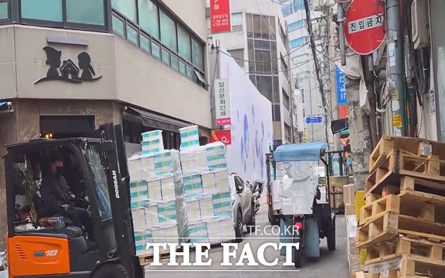 30일 오승혁의 현장은 서울 중구 을지로 인쇄골목을 찾았다. 이날 오전부터 바쁘게 돌아가는 인쇄골목에서 나프타가 현수막 인쇄에 미치는 영향을 살펴봤다. /서울 을지로=오승혁 기자