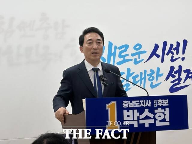 박수현 더불어민주당 충남도지사 경선 예비후보가 30일 충남도청에서 기자회견을 열고 제2호 공약으로 역사·문화 관광자원 활성화를 기반으로 한 지역경제 활성화 계획에 대해 발표하고 있다. /노경완 기자
