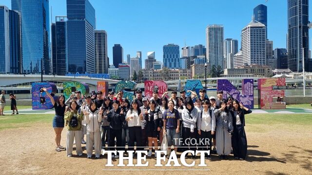 지난해 글로벌 현장학습 호주인턴십에 참여한 학생들이 문화체험을 진행하는 중 기념 촬영하고 있다. /대전교육청