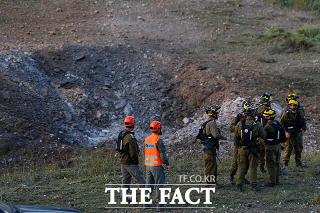 미국-이란 전쟁으로 중동의 정세가 악화하는 가운데, 29일(현지시간) 이스라엘 남부 베르셰바에서 이스라엘군이 이란의 미사일 공격 현장을 둘러보고 있다. /AP.뉴시스