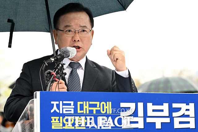 김부겸 전 국무총리가 30일 오후 대구 중구 2.28기념중앙공원에서 대구시장 출마 기자회견을 열고 발언을 하고 있다. /대구=남용희 기자