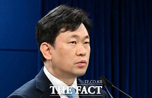 윤민호 통일부 대변인이 30일 오전 서울 종로구 정부서울청사에서 정례브리핑을 하고 있다. /임영무 기자