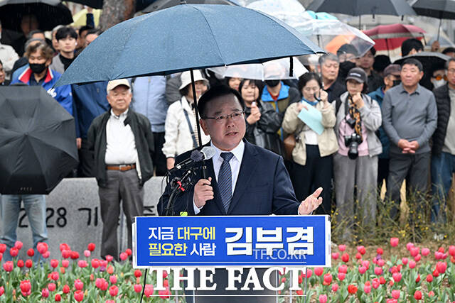 국민의힘이 김부겸 전 국무총리를 전면에 내세워 동진을 추진하는 모습이다. 사진은 김 전 총리가 30일 오후 대구 중구 2.28기념중앙공원에서 대구시장 출마 기자회견을 열고 발언하는 모습. /대구=남용희 기자